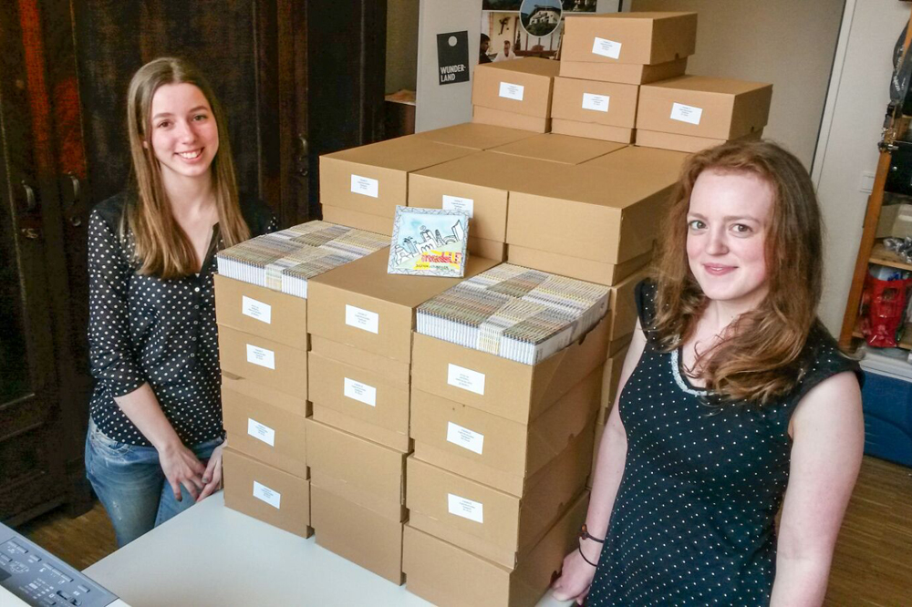 Jugendliche nehmen Stadtplan in Empfang. Foto: Rainer Schulze