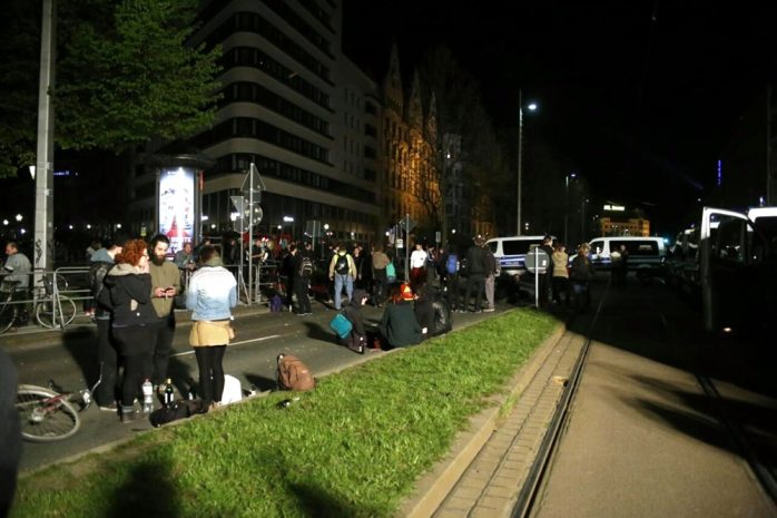 Keine Aggressionen während des Abends im Umfeld der Blockade und der Polizeimaßnahmen. Foto: L-IZ.de