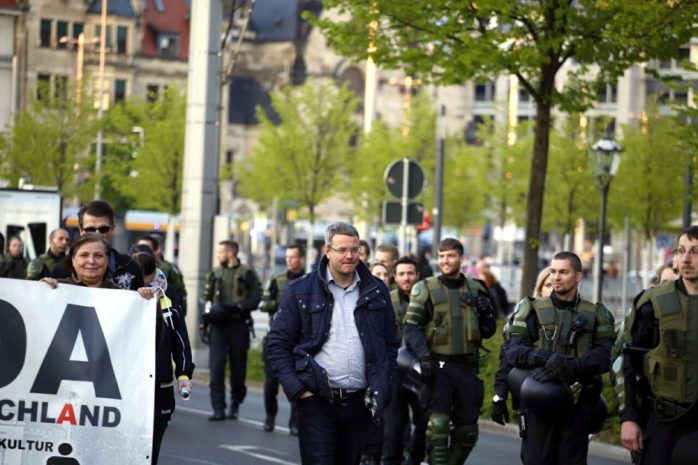 20:15 Uhr: Polizeibild mit Legida und Anwalt.Legida läuft gerade erst richtig los. Foto: L-IZ.de