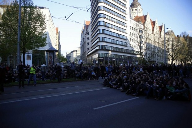 19:30 Uhr auf dem Luther-Ring: "Leipzig nimmt Platz" mal wörtlich genommen. 300 haben haben auf :dem Ring Platz genommen. Es dürfte heute eng werden mit dem Marsch bis zum Neuen Rathaus. Foto: L-IZ.de