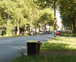 Die Naunhofer Straße - hier noch mit der alten Beschilderung. Foto: Ralf Julke
