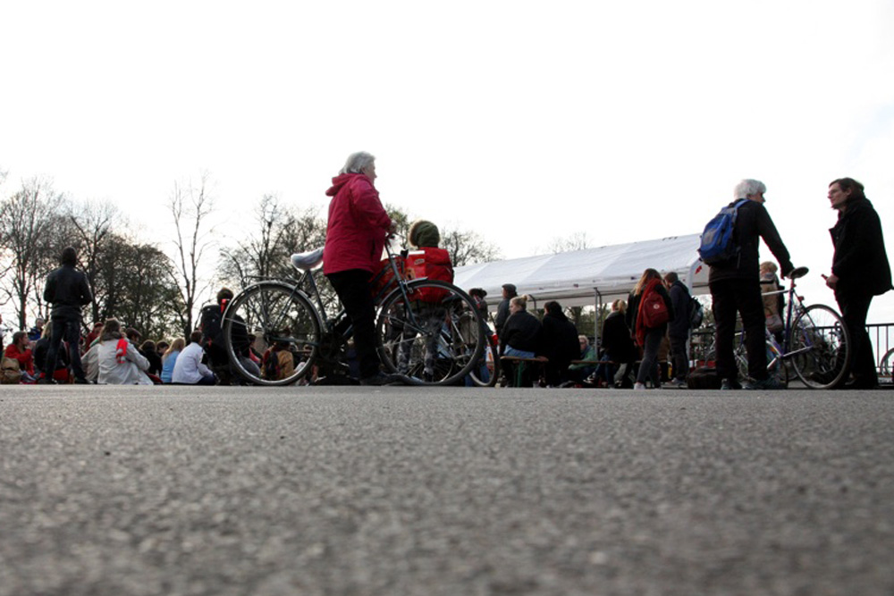 Nuit-Debout-Veranstaltung auf der Sachsenbrücke. Foto: Michael Freitag