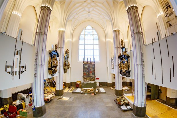 Blick in den Altarraum des Paulinums mit den restaurierten Epitaphen. Foto: Porsche AG
