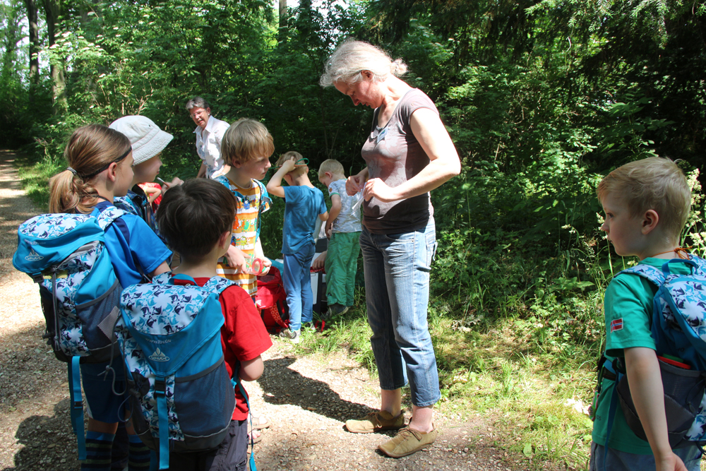 Auf einer der Exkursionen können Kinder, mit einem Forscherrucksack ausgerüstet, die Natur der Leipziger Burgaue entdecken. Foto: Elisabeth Peisker