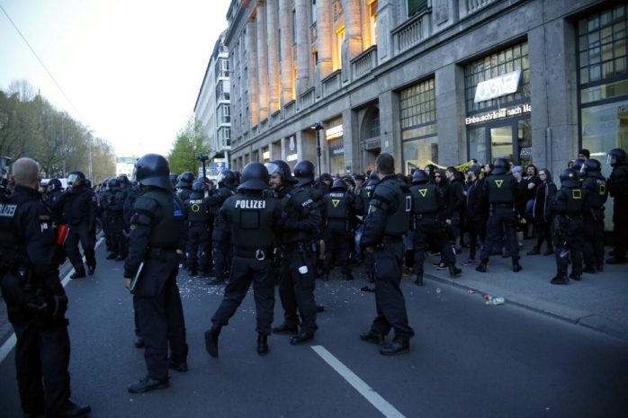 Polizeieinsatz gegen die Blockierer nachdem Legida die Route verlegen musste. Foto: L-IZ.de