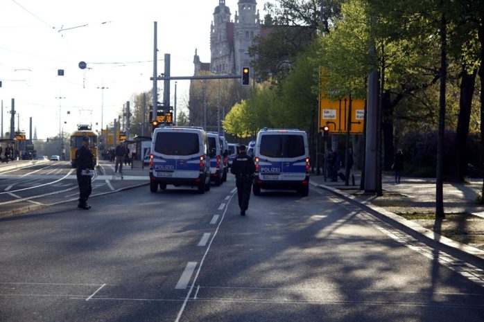 Das Polizeiaufgebot zieht mit zum Wagnerplatz. Foto: L-IZ.de