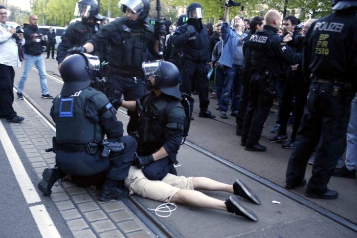 Einzelne Teilnehmer werden mit "einfacher Gewalt" zu Boden gebracht. Foto: L-IZ.de