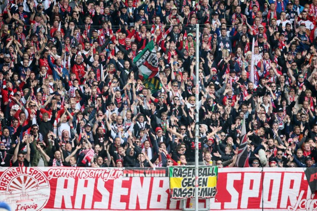 2.500 RBL-Fans reisten mit nach Duisburg. Foto: GEPA pictures