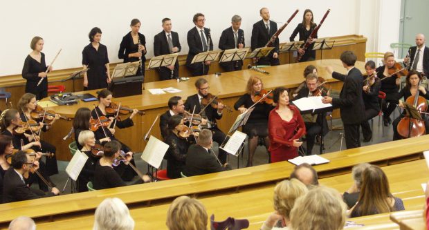 Leipziger Romantik im Hörsaal an der Liebigstraße. David Timm dirigierte das Mendelssohnorchester. Carolin Masur als Gesangssolistin der Wesendonck-Lieder. Foto: Karsten Pietsch