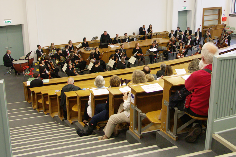 Axel Thielmann ergänzte das Konzert um eine unterhaltsame Vorlesung. Foto: Karsten Pietsch