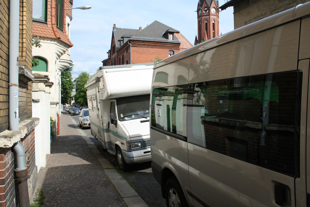 Parksituation - hier mal am Wochenende - in der Rudolf-Sack-Straße. Foto: Ralf Julke