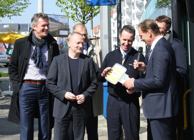OBM Burkhard Jung übergibt den symbolischen Schlüssel an Thomas Richter. Foto: Ralf Julke