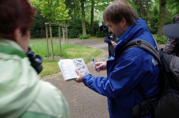 Vogelbestimmungsbuch und Fernglas sind wichtige Hilfsmittel bei der Stunde der Gartenvögel. Foto: Uwe Schroeder
