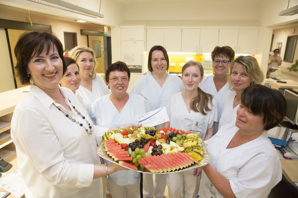 Kerstin Voigt, (l.) Pflegerische Departmentleiterin, überbringt das Dankeschön des UKL-Vorstands an das Pflege-Team der Kinderintensivstation E 1.1 in der Kinderklinik. Foto: Stefan Straube/ UKL