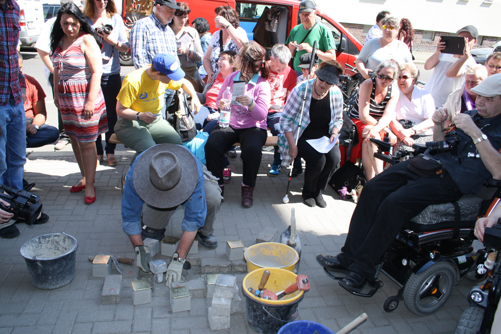 Kundgebung und Stolpersteinverlegung vorm Haus der Demokratie. Foto: Ralf Julke