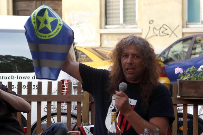 Thomas Kumbernuß stellt die Uniform der Bürgerwehr vor. Foto: Alexander Böhm