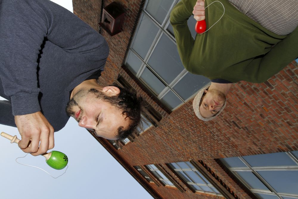 Tony und Matthias ti(c)ken auch heute noch mit ihrem ersten Spielzeug. Foto: privat