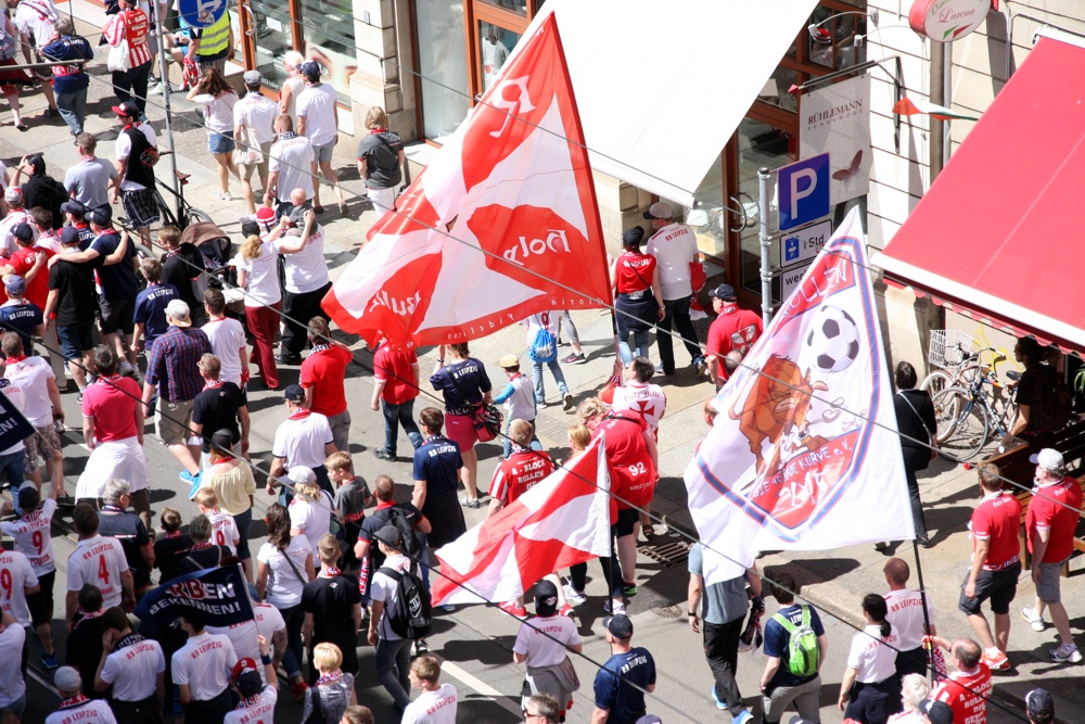 "Leipzig ist ne schöne Stadt" und "RBL, RBL"-Rufe am Waldstraßenviertel vor dem Spiel. Foto: L-IZ.de