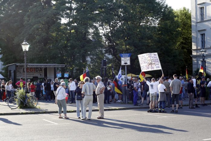 19:15 Uhr: Bekannte Gesichter und Botschaften beim Leipziger PEGIDA-Ableger. Foto: L-IZ.de