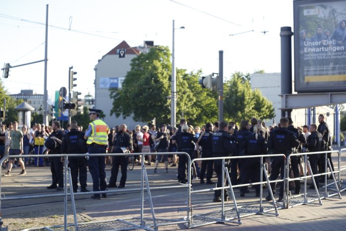 19:30 Uhr: Die Polizei bittet NoLegidas von den Gleisen. Die wollen gern näher heran. Foto: L-IZ.de