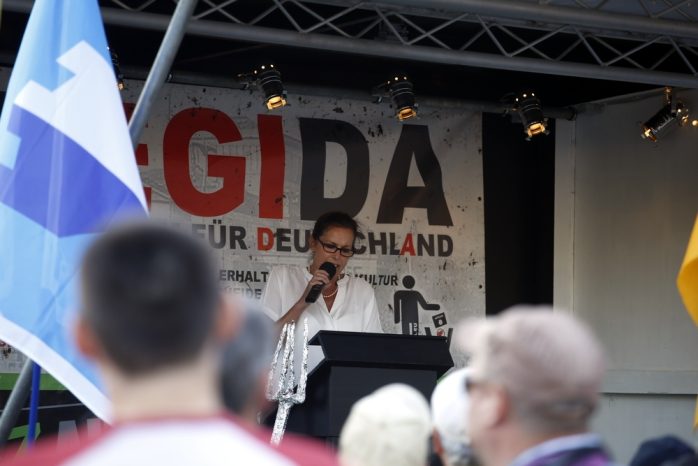 19:50 Uhr: Die Mistgabel und ihre Herrin Tatjana Festerling auf der Bühne. Foto: L-IZ.de