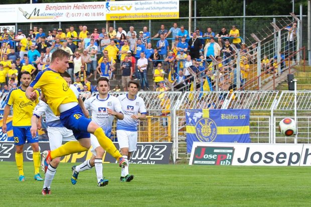 Robert Zickert trifft hier in letzter Minute zum 1:1-Ausgleich. Foto: Jan Kaefer