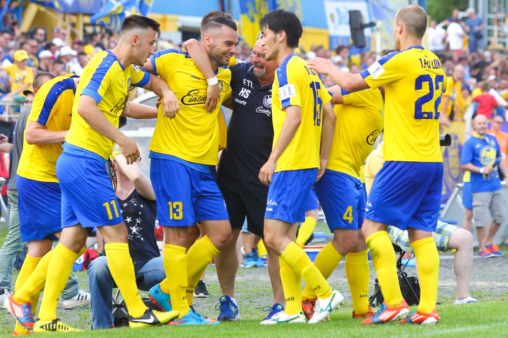 Die Serie hält - Lok bejubelt den geretteten Punkt. Foto: Jan Kaefer