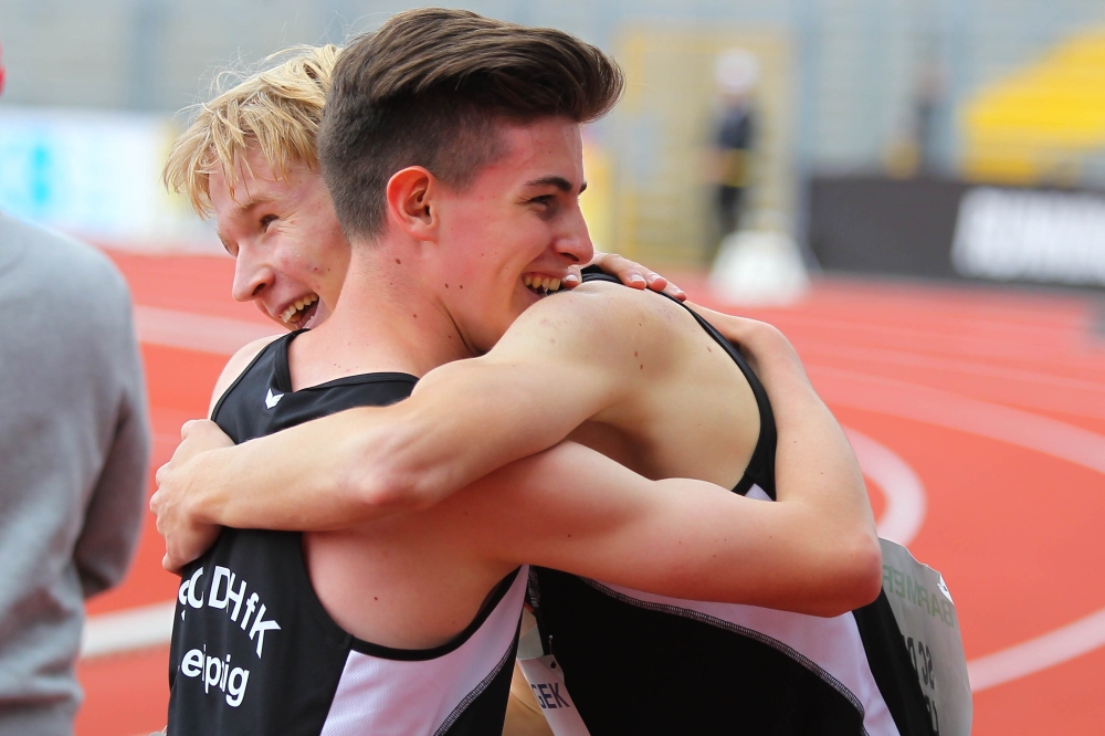 Startläufer Max Richter (li.) und Schlussläufer Robert Farken feiern den 2. Platz ihrer 3x1.000m-Staffel, für die im Mittelabschnitt außerdem noch Vincent Paul unterwegs war. Foto: Jan Kaefer