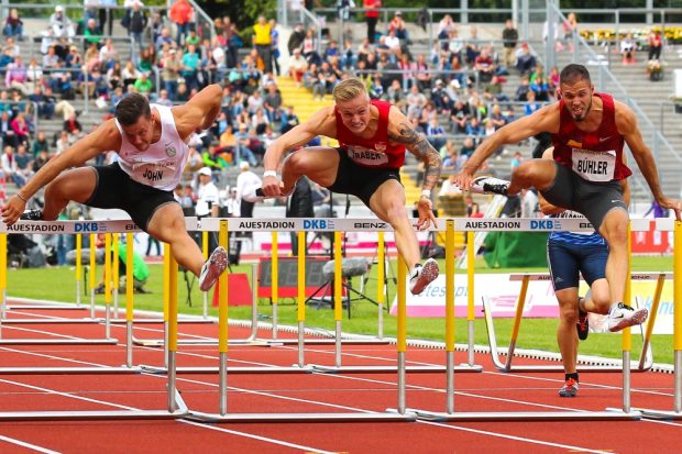 Das Drama an der letzten Hürde: Alexander John (li./ SC DHfK Leipzig) bleibt mit dem Fuß hängen, und muss die Kontrahenten Traber (mi./ Stuttgart) und Bühler (re./ Weinheim) ziehen lassen. Foto: Jan Kaefer