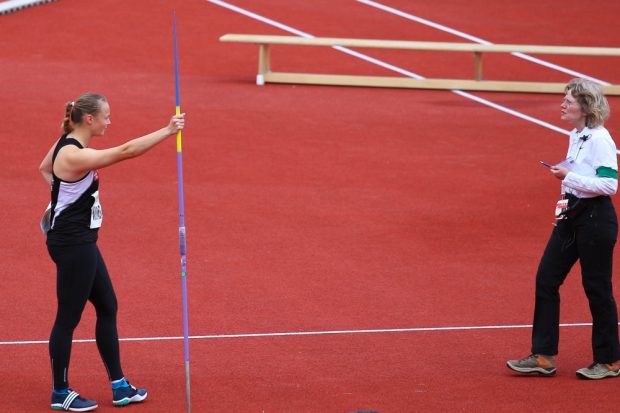 Speerwerferin Christine Winkler wartet auf die Freigabe zum Wurf. So richtig weit wollte der Speer dann aber nicht fliegen. Foto: Jan Kaefer