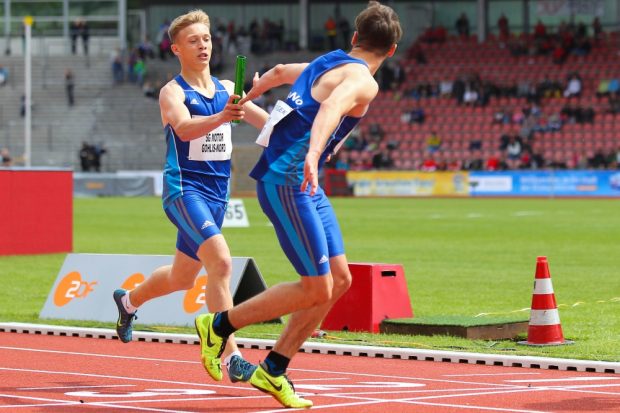 Die 4x400m-Staffel der SG MoGoNo: Eric Engelhardt gibt den Staffelstab weiter. Foto: Jan Kaefer