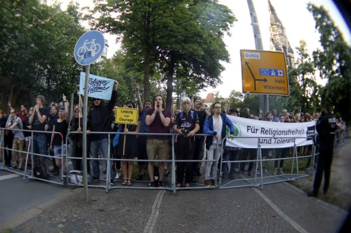 20:35 Uhr Gegen - Protest am Nordplatz begrüßt die rund 400 Legidas. Foto: L-IZ.de