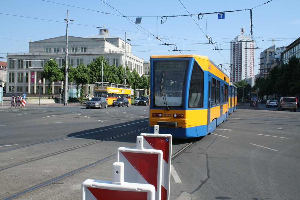 Die Absperrbaken am Augustusplatz stehen schon bereit. Foto: Ralf Julke