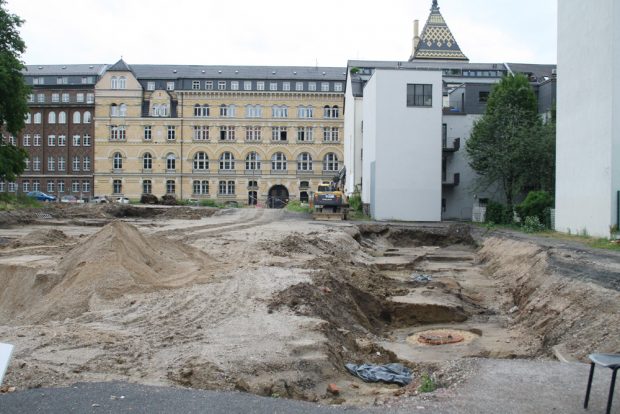 Blick über die Ausgrabungsfläche Richtung Dimitroffstraße alias Klitschergässchen. Foto: Ralf Julke
