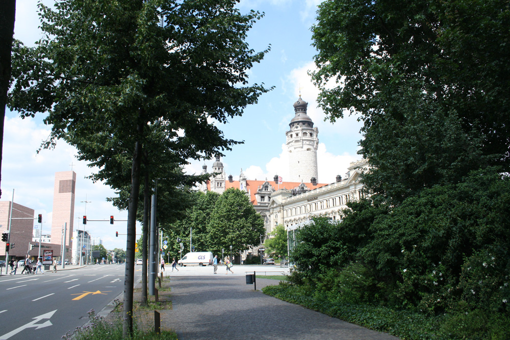 Bäume mitten in der „steinernen Stadt“. Foto: Ralf Julke