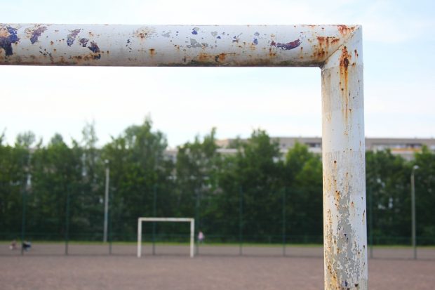 Staubig und schmucklos - Minimalistischer Bolzplatz am Kletterfelsen K4 (Mannheimer Straße). Foto: Jan Kaefer