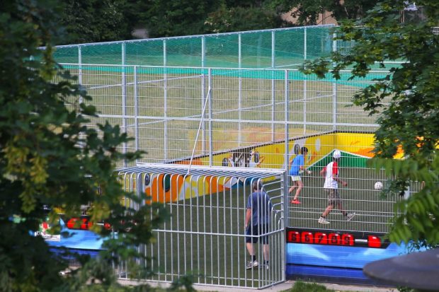 Im vergangenen Jahr durch RB Leipzig errichteter Soccerkäfig am Allee-Center (Alte Salzstraße/ Schönauer Straße). Foto: Jan Kaefer