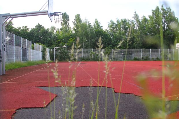 Aus Sicherheitsgründen abgesperrt - dem Sportplatz an der 91. Grundschule (Kiewer Straße/ Titaniaweg) wurde übel zugesetzt. Foto: Jan Kaefer