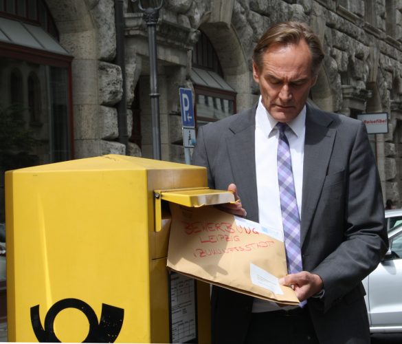 Noch ein skeptischer Blick aufs Porto - und dann ab die Post. Foto: Ralf Julke