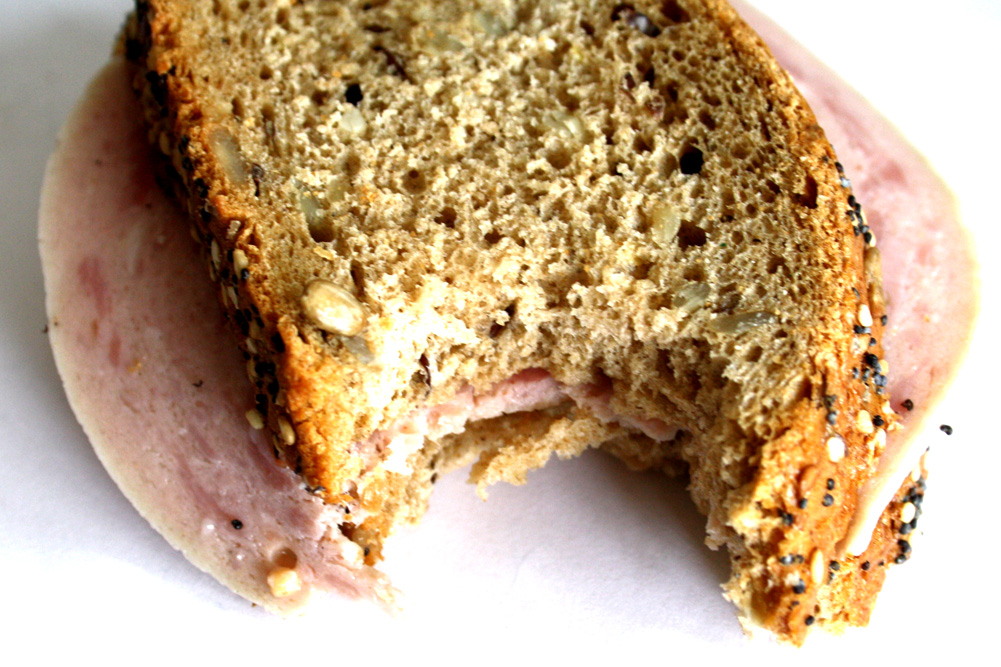 Manchmal landet auch das angebissene Pausenbrot im Müll. Foto: Ralf Julke