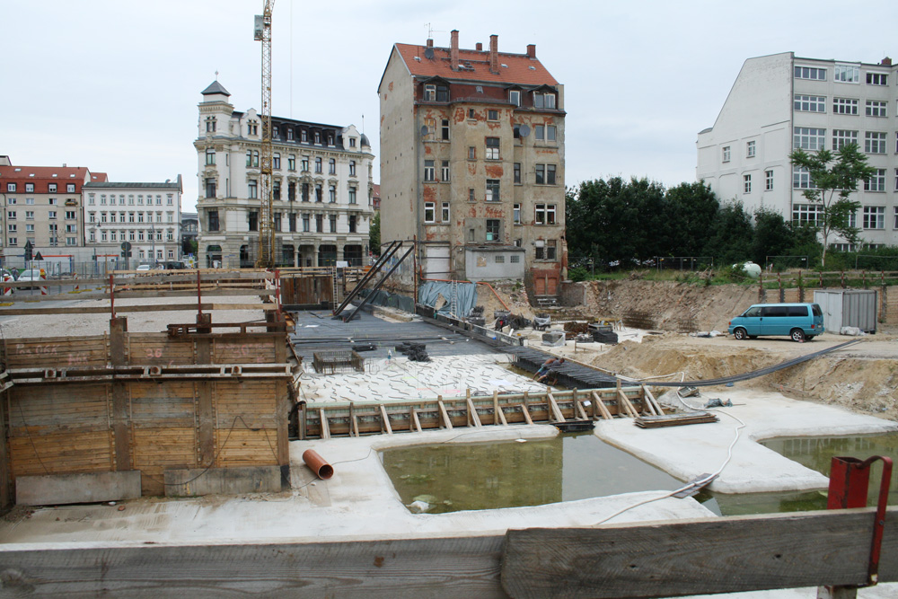 Die große Baugrube für den neuen "Thiemes Hof". Foto: Ralf Julke