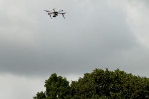 Drohne im Anflug. Foto: Ralf Julke
