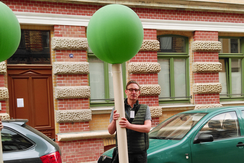 Tim Elschner mit Baumatrappe in Aktion. Foto: Grüne Fraktion Leipzig