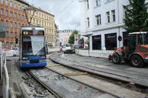 Gleiskurve aus der Kuhturmstraße in den Lindenauer Markt. Foto: Ralf Julke