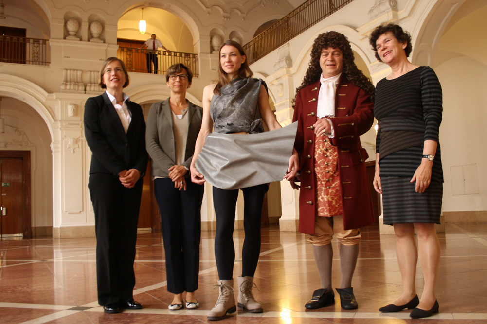 Kulturbürgermeisterin Skadi Jennicke, HTWK-Rektorin Gesine Grande, Cara Julienne mit Carbonbeton-Kleid, Roland Keil als Leibniz und Uni-Rektorin Beate Schücking. Foto: Ralf Julke