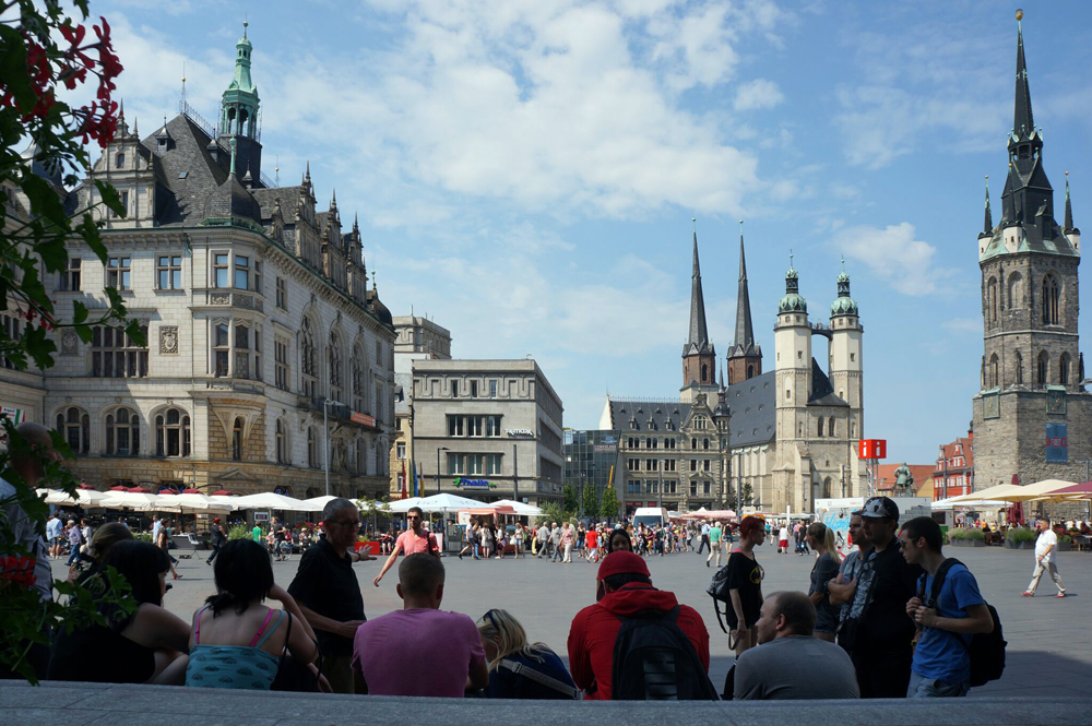 Schüler der Produktionsschule SCHAUPLATZ auf dem Hallenser Marktplatz. Foto: Dave Tarassow