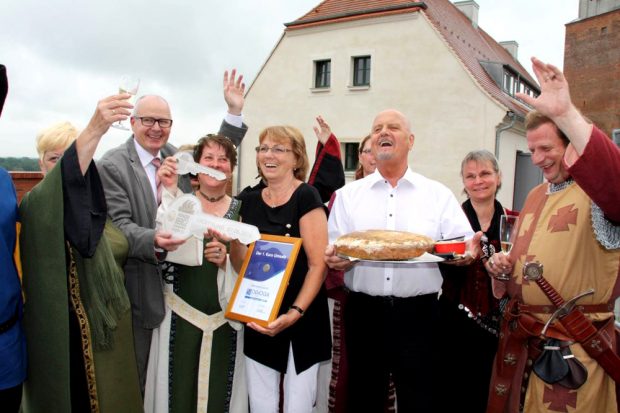 Eröffnung der Pension am 1. Juni mit Oberbürgermeister Ralf Scheler und fröhlichen Wirtsleuten. Foto: Stadt Eilenburg