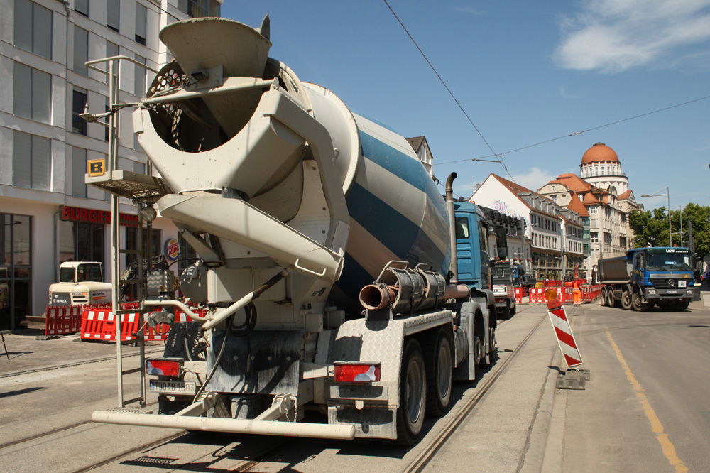 Baufahrzeuge in der Karl-Liebknecht-Straße. Archivfoto: Ralf Julke