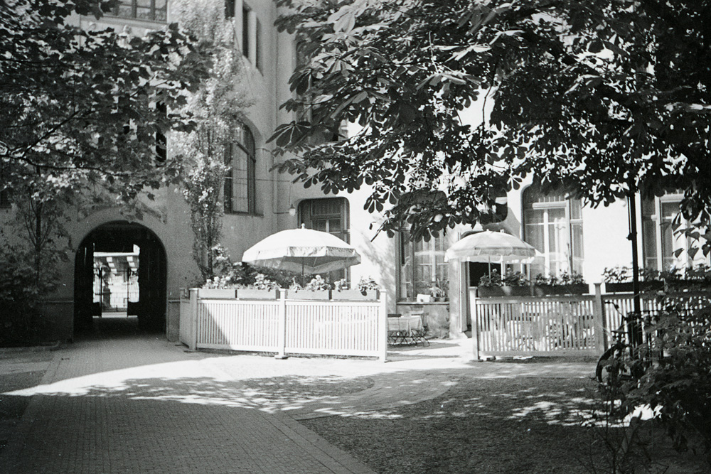 Künstlercafé im Hof des Künstlerhauses. Foto: Johannes Widmann (1937), Stadtgeschichtliches Museum Leipzig