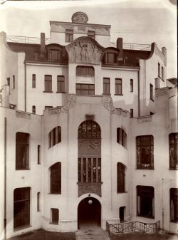 Hofansicht des Künstlerhauses. Foto: Meisenbach, Riffarth & Co,, um 1910